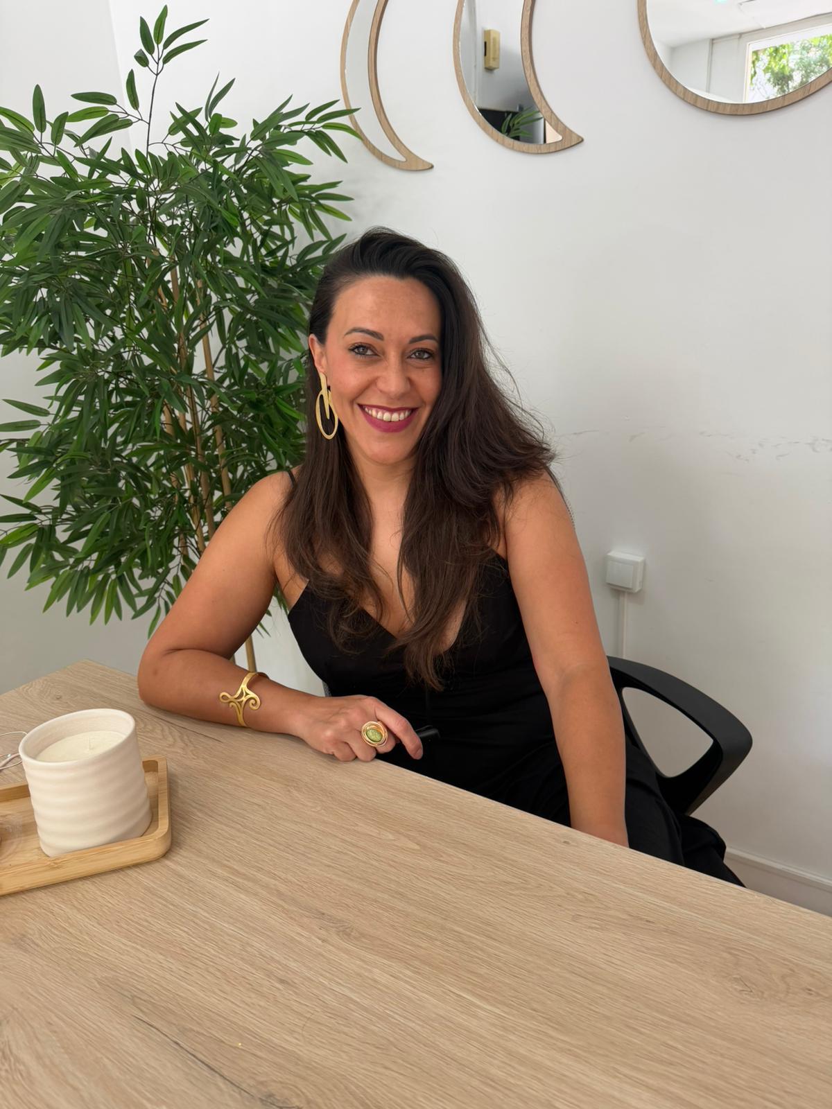 Alicia Baeza sonriendo en su centro de estetica